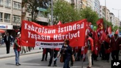 Demonstranti nose transparente na protestu u Ankari u Turskoj, 1. maja 2017. 