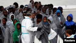 Arhiva - Migranti se iskrcavaju sa broda italijanske Obalne straže Dićioti u sicilijanskoj luci Katanija, Italija, 16. novembra 2016.