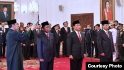 Presiden Jokowi melakukan reshuffle atau pergantian menteri dan pejabat setingkat menteri untuk kali ketiga, serta pengangkatan Kepala Staf TNI AU. (Dari kiri ke kanan) Idrus Marham, Jenderal TNI (purn) Moeldoko, Agum Gumelar dan Marsekal Madya TNI Yuyu Sutisna saat pelantikan di Istana Negara, Jakarta, Rabu (17/1/2018). (Foto courtesy: Biro Pers Istana) 