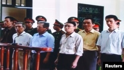 Penulis Vietnam, Nguyen Xuan Nghia (kedua dari kanan) dan 5 tokoh oposisi Vietnam lainnya saat diadili di pengadilan Hai Phong, Oktober 2009 (foto: dok). 