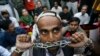 Seorang jurnalis mengangkat rantai ke mulutnya selama protes terhadap pembatasan media dan aturan darurat di Karachi, 20 November 2007. (Polisi menangkap seorang jurnalis terkemuka Pakistan atas tuduhan yang tidak jelas pada hari Rabu (16/2), (Foto: REUTERS/Athar Hussain)
