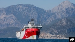 Kapal penjelajah Turki, Oruc Reis, di Mediterania, lepas pantai Antalya, Turki, 24 Juli 2020. (Foto: dok).