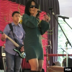 Atiek CB mengiringi warga bersilaturahmi dengan lagu-lagu hitsnya.