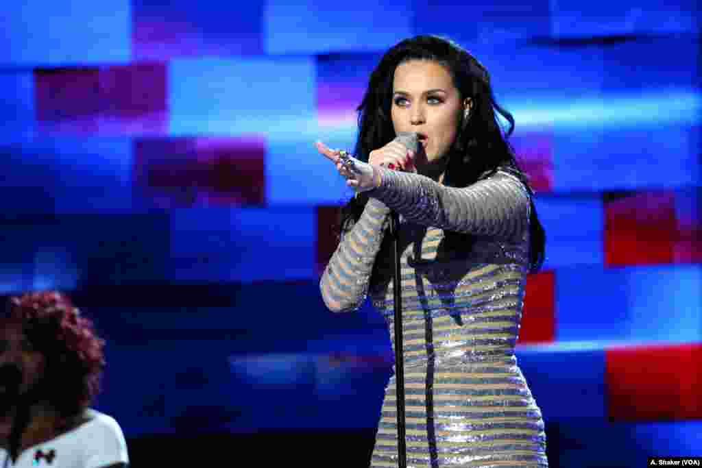 Katy Perry oo ka heeseysa shirka. Philadelphia, July 28, 2016. (A. Shaker/VOA)