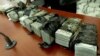Mata uang dolar AS yang disita dari tiga warga negara China yang ditangkap di Kongo karena memiliki emas batangan dan $400.000, dipajang di dalam ruang sidang di Bukavu, Kongo, 4 Januari 2025.