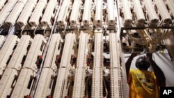 Teknisi Verizon memperbaiki jaringan Internet di kantor pos di New York. (Foto: Ilustrasi)