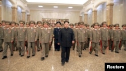 북한의 김정은 국방위원회 제1위원장(가운데)이 김일성 주석 사망 21주기인 지난 8일 0시 인민군 간부들을 대동하고 김 주석의 시신이 안치된 금수산태양궁전을 참배했다고, 북한 관영 '조선중앙통신'이 보도했다.