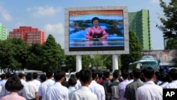 북한 조선중앙TV는 4일 대륙간탄도미사일(ICBM) '화성-14형' 시험발사 성공했다고 발표했다. 평양 주민들이 조선중앙TV 아나운서의 성공발표를 대형 스크린으로 시청하고 있다.