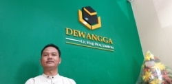 Ketua PERPUHI Solo, Her Suprabu, saat ditemui di kantornya, Kamis, 27 Februari 2020. (Foto : VOA/Yudha)