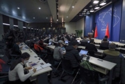 Juru Bicara Kemenlu China, Geng Shuang dalam pertemuan harian dengan media di Kanator Kemenlu China di Beijing, 18 Maret 2020.