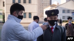 지난 4월 북한 평양의학대학에서 신종 코로나바이러스 감염을 막기 위해 등교하는 학생들의 체온을 재고 있다. 