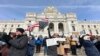 Manifestan rasanble devan capitol eta Minnesota nan vil St. Paul, 5 Fevriye 2025. 