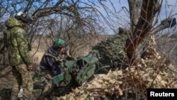Anggota dinas Ukraina menembakkan mortir artileri 2B16 "Nona-K" 120 mm di dekat Kota Bakhmut di wilayah Donetsk, Ukraina, 8 Maret 2024. (Foto: REUTERS/Oleksandr Ratushniak)