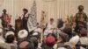 Para anggota Taliban termasuk di antaranya Sirajuddin Haqqani (wajah diblur) bertemu dengan anggota keluarga para pelaku bom bunuh diri pada 18 Oktober 2021. (Foto: Twitter/@saeedkhosty)