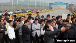 한국의 개성공단 정상화 비상대책위원회 소속 입주기업 대표와 임직원들이 30일 오전 경기도 파주시 통일대교 앞에 집결해 대책을 논의하고 있다. 이들은 이날 공단 정상화 및 방북 허용 촉구 집회를 한 뒤 국회까지 차량 행진을 할 예정이었으나 사전 집회신고 누락으로 해산했다. 