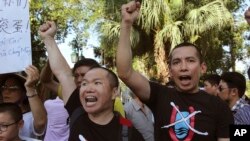 越南抗议者在河内呼喊反对中国的口号。（2014年6月19日）