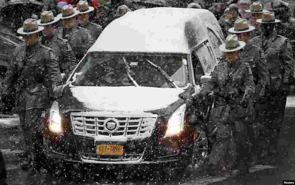 Kendaraan yang membawa peti jenazah mantan Gubernur New York Mario Cuomo tiba dalam upacara pemakaman di Manhattan, New York.