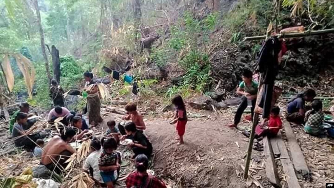 တောထဲတွင် ထွက်ပြေးခိုလှုံနေကြရသည့် မင်းတပ် စစ်ရှောင်များ (ဓာတ်ပုံ - AFP PHOTO / CHIN WORLD) ၂၀ မေ ၂၀၂၁
