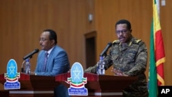Panglima militer Ethiopia Letjen. Bacha Debele (kanan) dan penasihat keamanan nasional Redwan Hussein memberikan konferensi pers situasi di ibu kota Addis Ababa, Ethiopia mengenai situasi di wilayah Tigray (foto: dok).