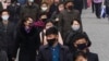 지난 1일 평양 주민들이 신종 코로나바이러스 감염을 막기 위해 마스크를 쓰고 있다.