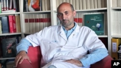 Dr. Laurent Lantieri ศัลยแพทย์จากโรงพยาบาล Georges Pompidou
