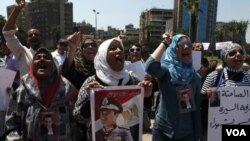 Para demonstran perempuan di Mesir yang tertangkap menghadapi interogasi yang keras oleh militer Mesir, termasuk dengan cara ditelanjangi.