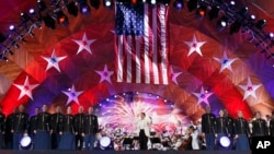 Keith Lockhart (tengah), sedang berlatih bersama orkestra Boston Pops untuk Pesta Kembang Api Tahunan Boston di Esplanade, 3 Juli 2017, di Boston, Massachusetts.