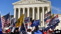 Para pendukung Presiden Donald Trump berpartisipasi dalam demo "Pawai Satu Juta MAGA" untuk memprotes hasil pilpres 2020 di depan Mahkamah Agung AS, Washingtong D.C., 12 Desember 2020. (Foto: AFP) 