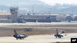 지난 2013년 4월 미-한 연합 군사훈련에 참가한 미 공군 소속 F-16 전투기들이 한국 오산 공군기지에서 이륙 준비를 하고 있다. (자료사진)