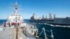 Arhiva - Američki razarač naoružan navođenim raketama, USS Balkelej, učestvuje u pretakanju nafte na moru sa tankerom USNS Džon Letal, u Omanskom zalivu.
