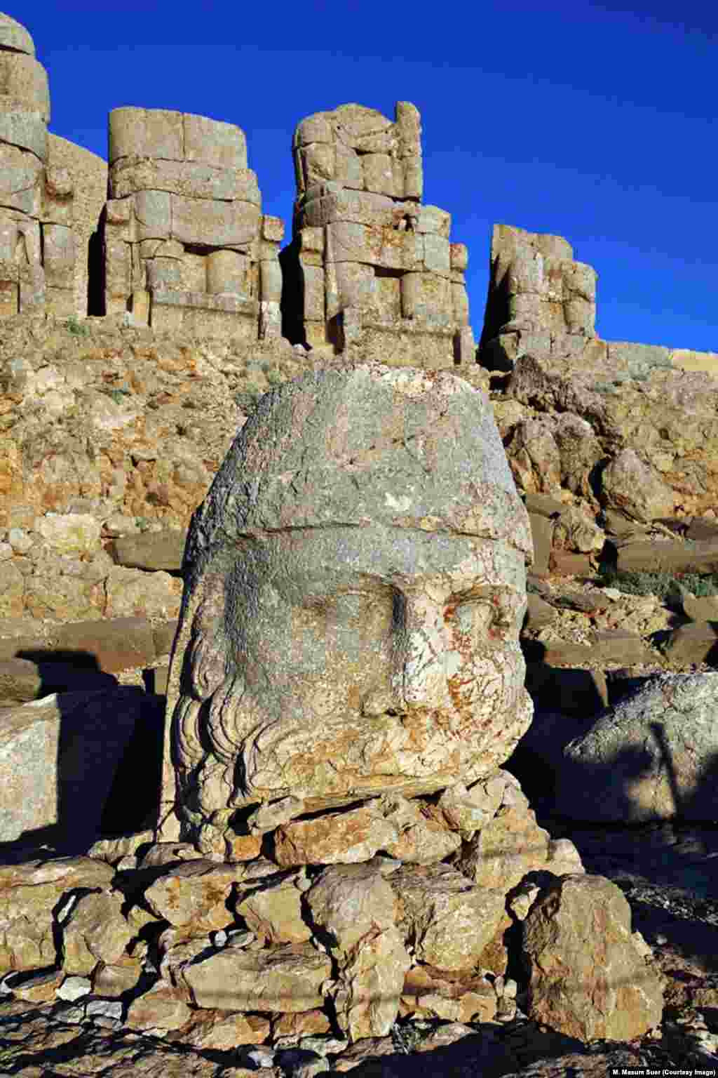 Peykerên Ser Çîyayê Nemrûtê, Kolik, Semsûr