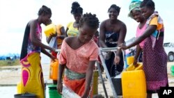 Seorang anak perempuan mengambil air di lokasi penampungan untuk penyintas siklon Idai di Beira, Mozambik, Selasa, 2 April 2019 (foto: AP Photo/Tsvangirayi Mukwazhi)