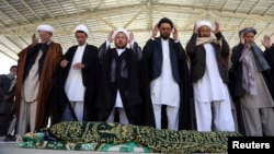 طالبان گفته اند که در حملۀ افراد مسلح در مرز میان ولایت‌های دایکندی و غور، ۱۴ باشندۀ ولایت دایکندی کشته و شش نفر دیگر زخمی شده‌اند.(عکس ارشیف)