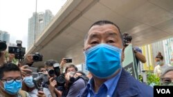 香港壹傳媒創辦人黎智英被控《港區國安法》下”串謀勾結外國勢力”等4項罪名，代表他的英國御用大律師Tim Owen將以審訊由3名國安法指定法官審理及不設陪審團為理由，提出”永久終止聆訊”。（美國之音/湯惠芸）