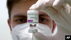 Arhiva: Medicinski radnik priprema dozu vakcine protiv Kovida 19 proizvođača AstraZeneka, u vakcinalnom centru u Ebersbergu, nedaleko od Minhena, Nemačka, 22. marta 2021.