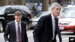 Pengacara dan mantan Direktur FBI Robert Mueller (kanan), tiba di pengadilan federal Phillip Burton di San Francisco, 21 April 2016. (Foto: dok).