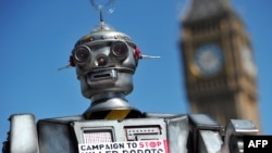 Para aktivis melakukan kampanye untuk menghentikan penggunaan "Killer Robots" dalam peperangan dalam aksi di London (foto: ilustrasi). 