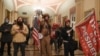 Para pendukung Presiden AS Donald Trump melanggar barikade keamanan dan memasuki Gedung Kongres (Gedung Capitol) di Washington, DC. hari Rabu, 6 Januari 2021.
