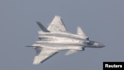 2016年11月1日，中國殲-20隱形戰鬥機在廣東珠海航展上亮相。