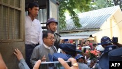  မတ်လ ၁၉၊ ၂၀၁၉ တုန်းက ဒေါက်တာအေးမောင်ကို ရုံးထုတ်စဉ်
