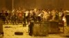 Apoiantes do deposto Presidente Morsi usam pedras contra as forças de segurança durante protestos no Cairo