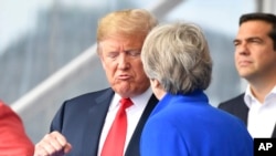 Predsednik Tramp razgovara sa britanskom premijerkom Terezom Mej na NATO samitu 11. jula 2018. 