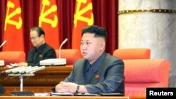 북한 김정은 국방위원회 제1위원장이 지난 8일 평양에서 열린 조선노동당 중앙위원회 정치국 확대회의에 참석했다고 조선중앙통신이 9일 보도했다. 조선중앙TV는 이날 회의에서 반당·반혁명 종파주의로 실각한 장성택 북한 국방위원회 부위원장이 현장에서 끌려나간 장면을 보도했다.