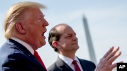 Mokonzi ya USA Donald Trump na masolo na bapanzi sango na Maison Blanche, Washington, 12 juillet 2019