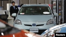 Kendaraan Prius produksi Toyota Motor Corp berkontribusi pada rekor penjualan perusahaan otomotif itu pada 2012. (Foto: Dok)