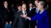 美国国务卿克林顿(右)与缅甸总统吴登盛(左)7月13日在柬埔寨暹粒会晤