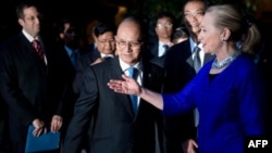美国国务卿克林顿(右)与缅甸总统吴登盛(左)7月13日在柬埔寨暹粒会晤