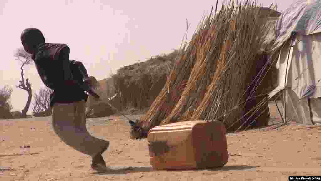 A child plays at the Assaga camp, Niger, March 3, 2016. (N. Pinault/VOA)