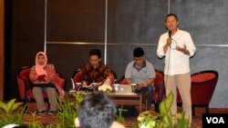 Hairus Salim, direktur LKiS, kanan berdiri, menyayangkan memudarnya festival budaya dalam praktek agama Islam di Indonesia. (Foto VOA/Munarsih Sahana).