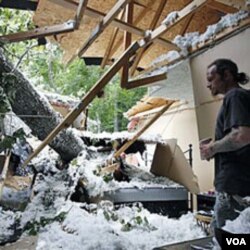 Seorang warga memeriksa rumahnya yang rusak akibat dihantam badai Irene di Port Deposit, Maryland (29/8).